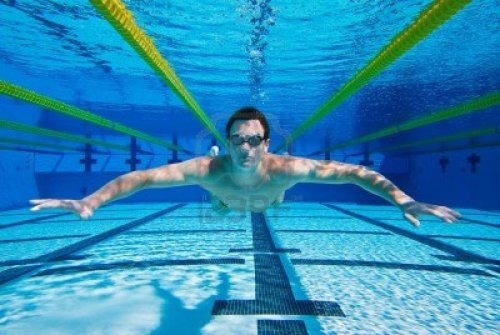 11945987-nadador-en-la-piscina-bajo-el-agua